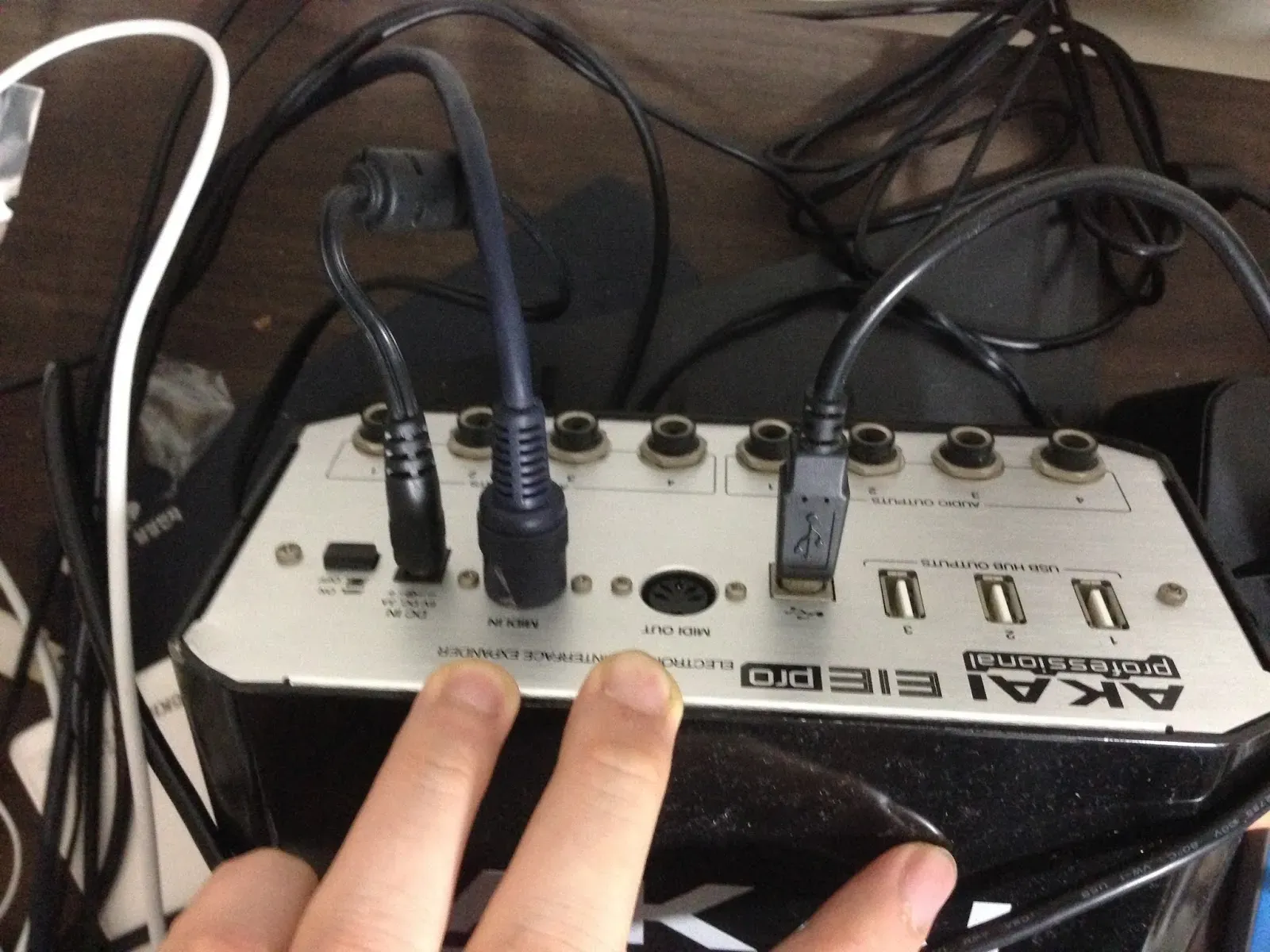 오디오인터페이스에 미디케이블 연결